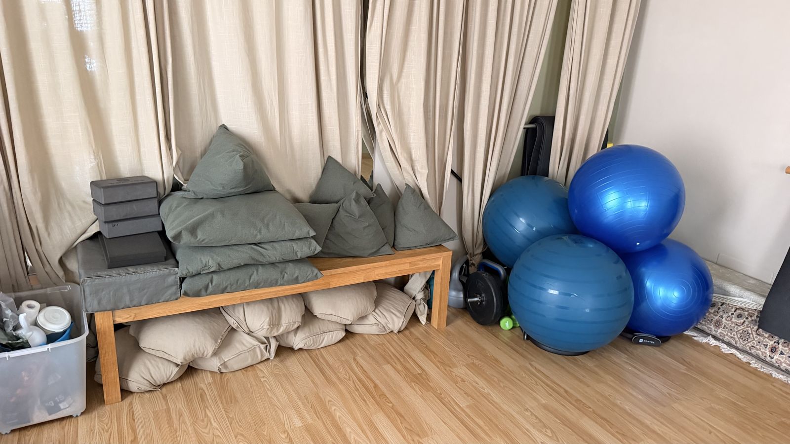 Fitball, pesi e cuscini per le lezioni di Pilates matwork