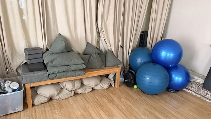 Fitball, pesi e cuscini per le lezioni di Pilates matwork