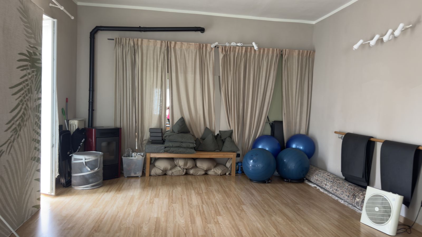 L'angolo matwork con cuscini, palle e attrezzi per il Pilates