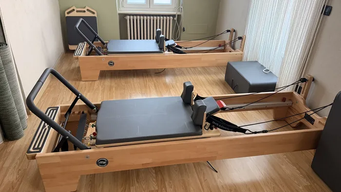 Dettaglio dei Reformer in legno con box, studio Babeth Pilates Dogliani