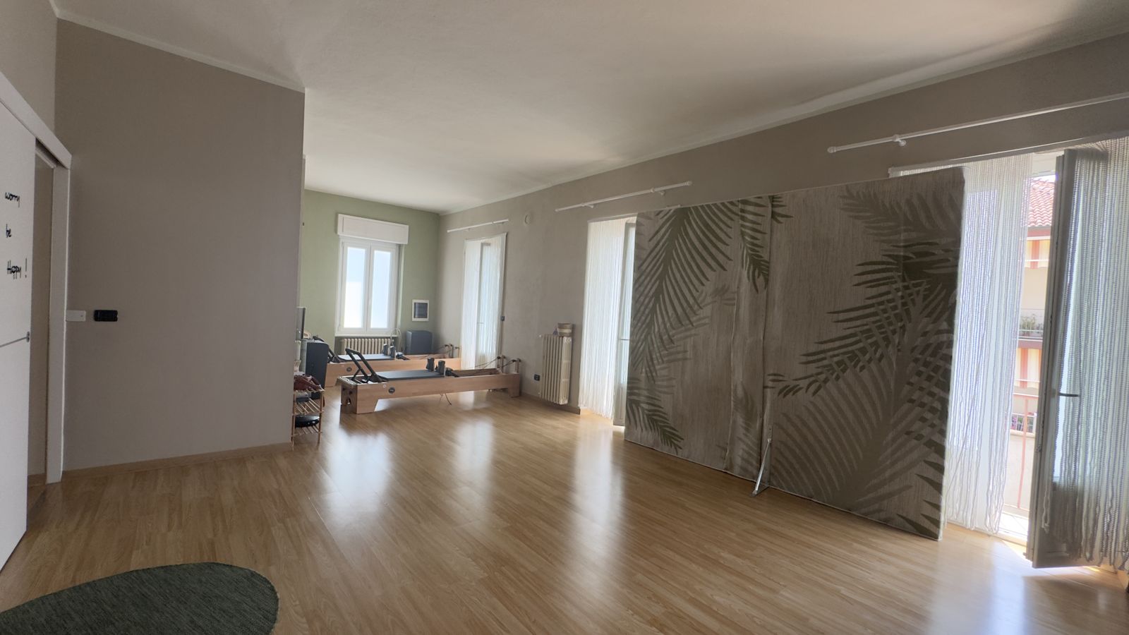 La sala luminosa dello studio di Pilates a Dogliani