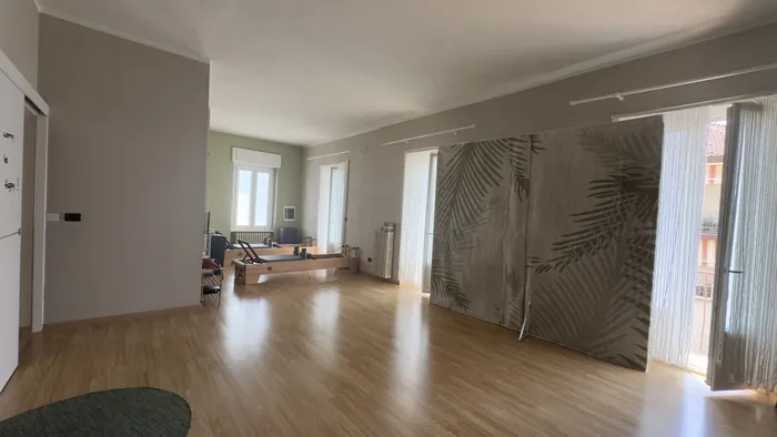 La sala luminosa dello studio di Pilates a Dogliani